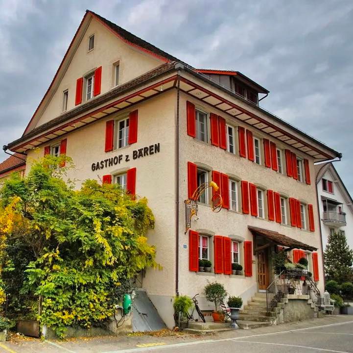 Das Haus an der Kirchstrasse mit seinen roten Fensterläden