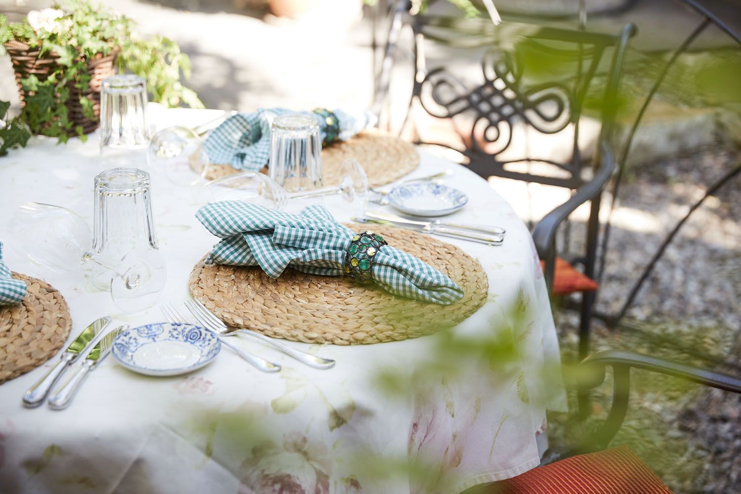 Ein gedeckter Tisch im Garten, Servietten im Karo