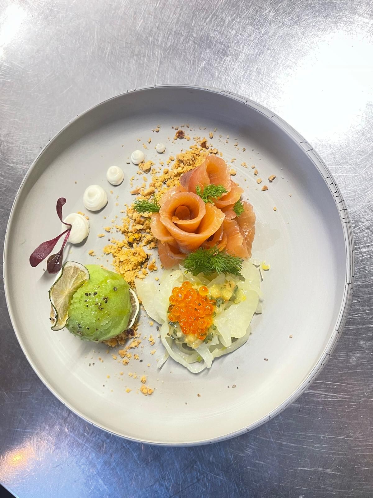 Lachsrosen mit Dill, Fenchel, orangem Rogen, grünem Sorbet und Nuss-Crumble