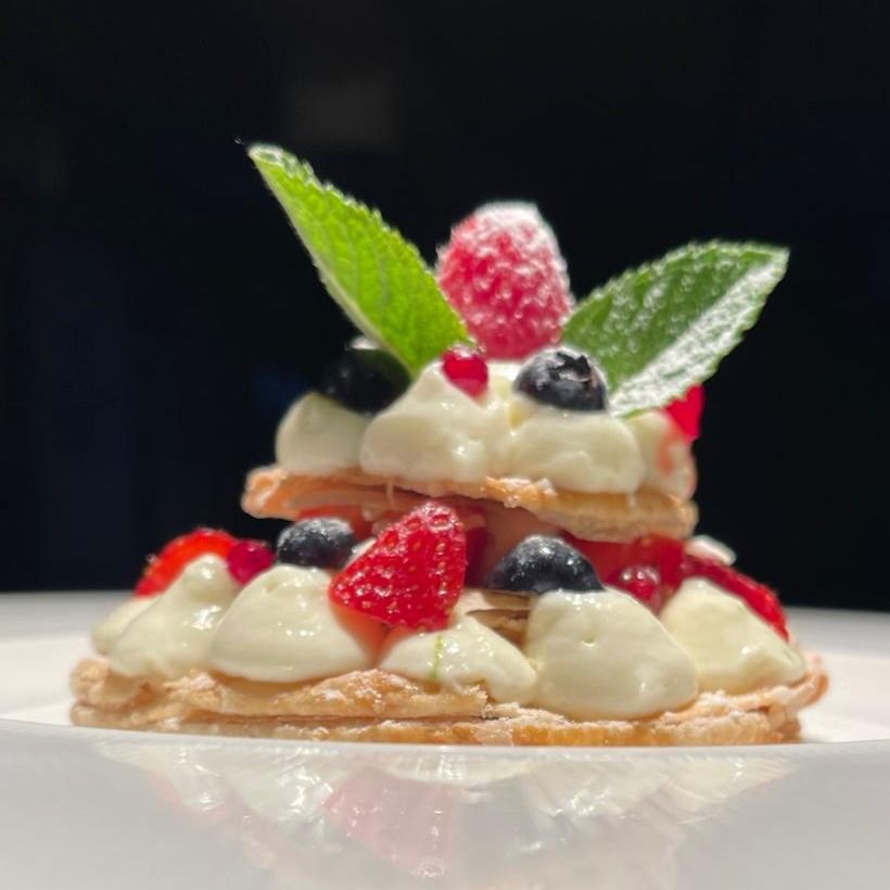 Mille-feuille mit Creme, frischen Beeren und Minze