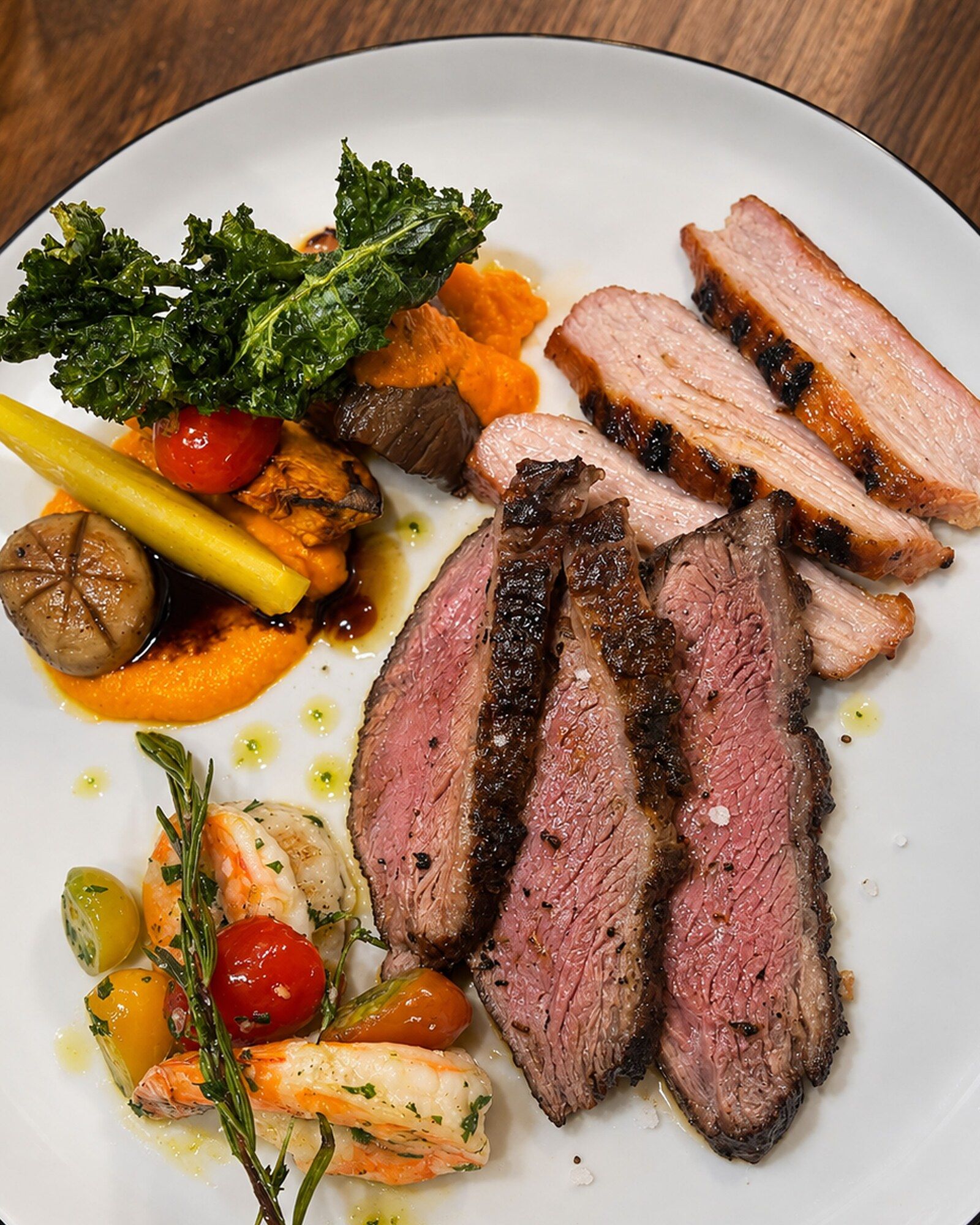 Surf & Turf vom Grill mit Crevetten, Kürbis-Püree und knusprigem Grünkohl