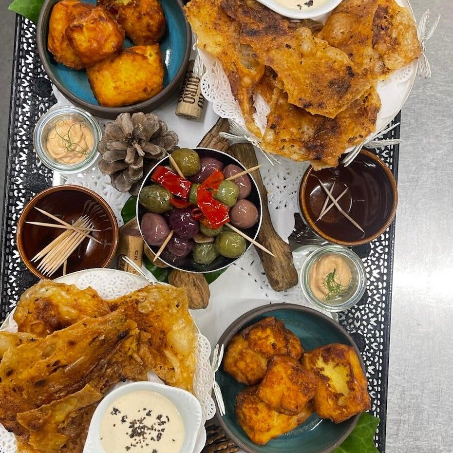 Trio-Apéroplatte: Knusprige Poulethaut-Chips · vier Schinken-Kroketten · sizilianische Oliven