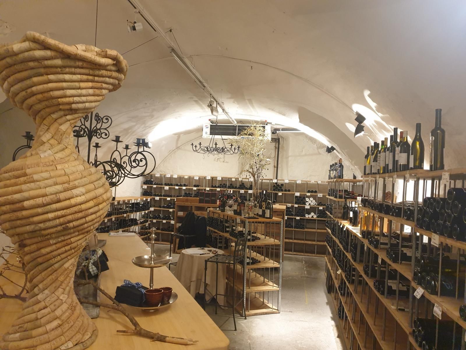 Der Gewölbekeller mit seinen Weinregalen